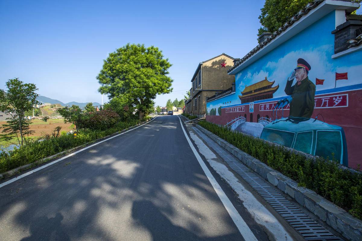 红路点亮红土地