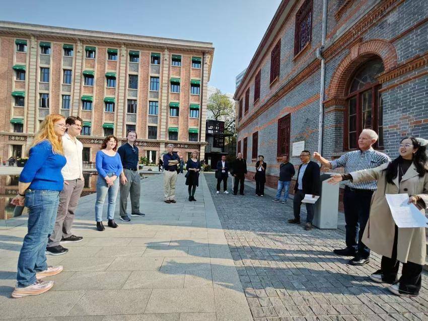 以“回家”之名的寻根之旅——鲁兹后人一行来访鲁兹故居并捐赠相关史料.doc