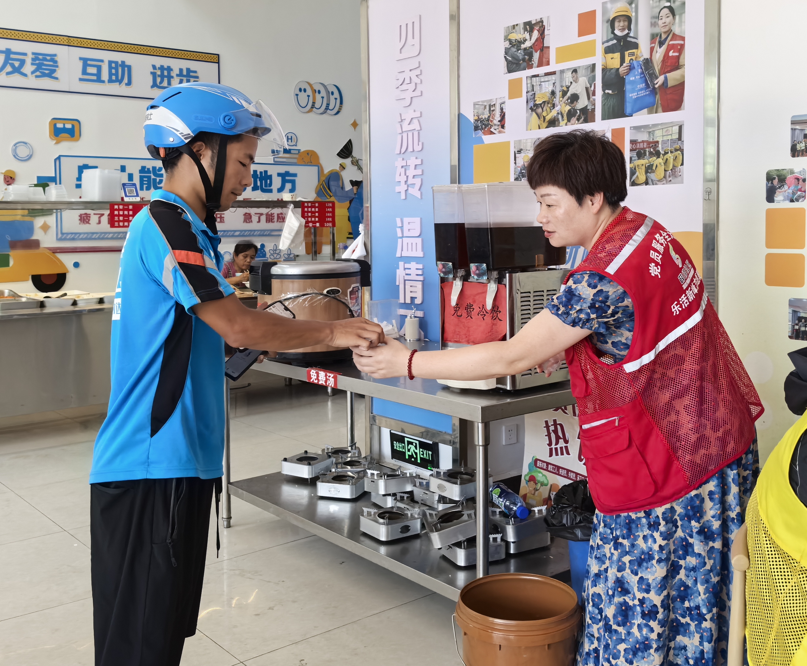 武汉经开区:薛峰社区打造"小哥食堂",为外卖快递员建温馨港湾