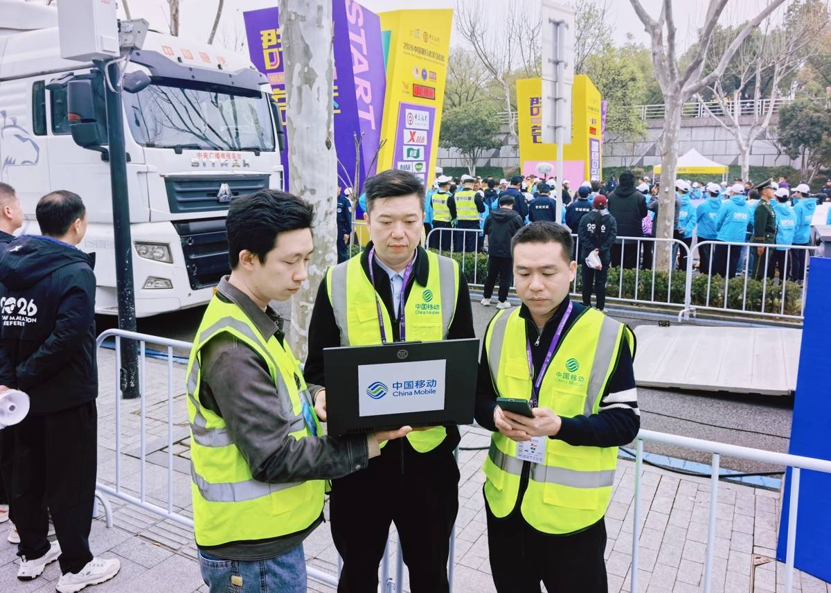 湖北移动工作人员在汉马现场护航5G-A网络畅通.jpg