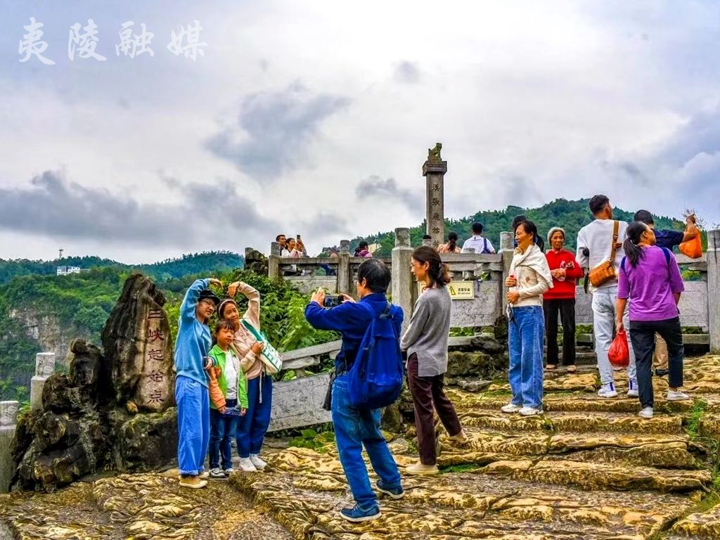 烟雨夷陵迎宾客 安心畅游度"双节"_宜昌市夷陵区三斗坪镇石牌村村喇叭