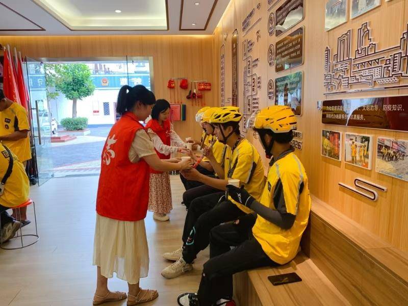 外卖配送员在东宝区龙泉街道南台社区红色顺风车驿站享受服务.jpg