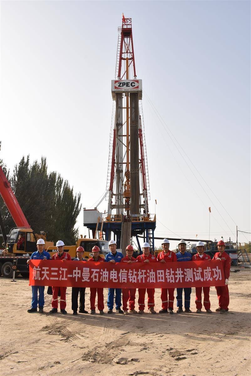 试验成功后，试验人员在井场合影。（通讯员供图）.jpg