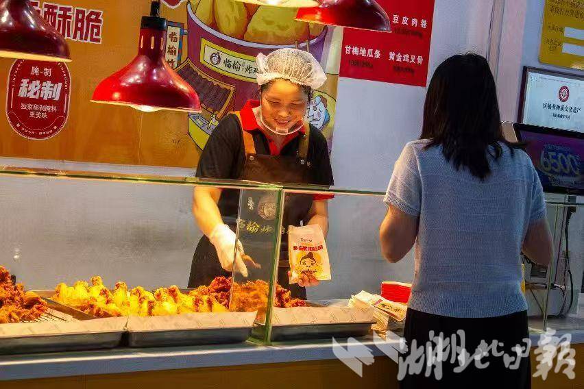 毕业生领取鸡腿鸡翅.jpg