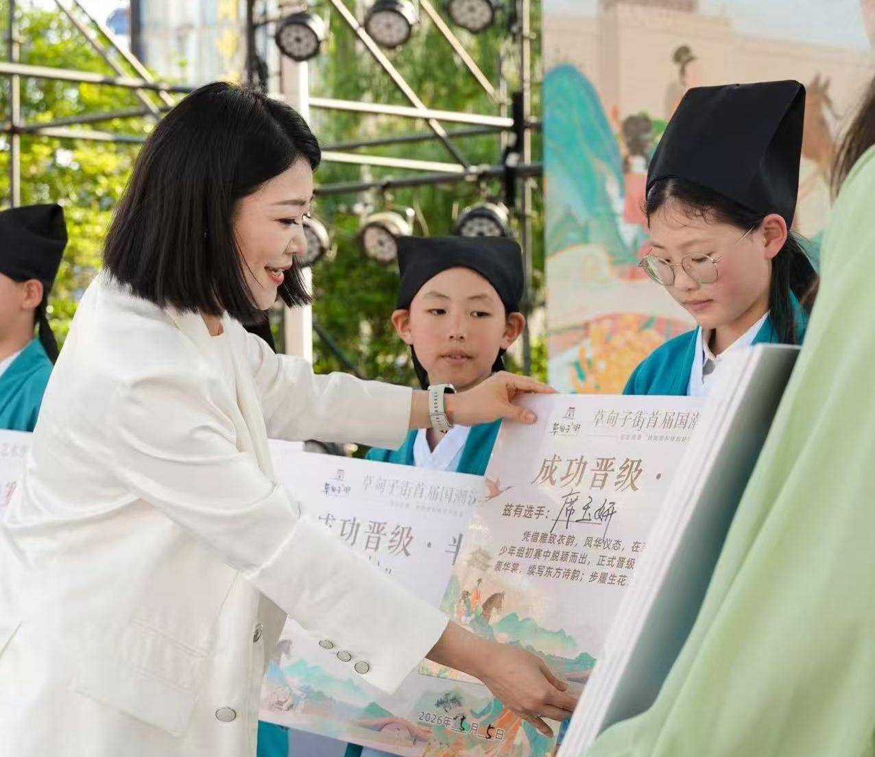 颁发晋级证书.jpg