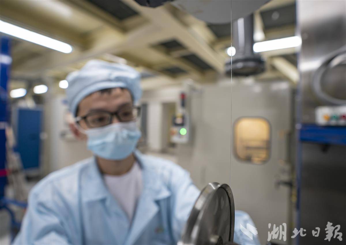 长飞公司车间，员工在仔细检查光纤拉丝。.jpg