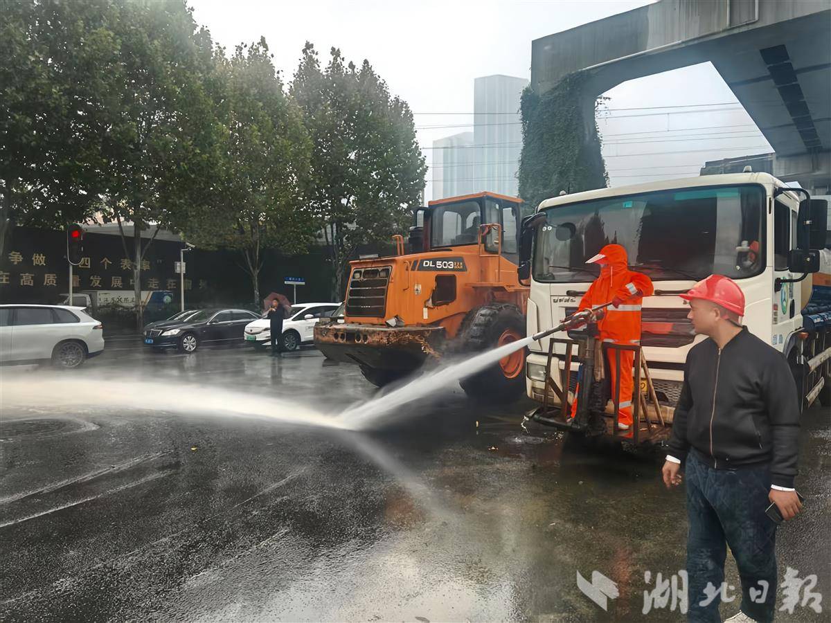 江岸环卫冒雨清理堵路泥土，抢通道路 (4).jpg