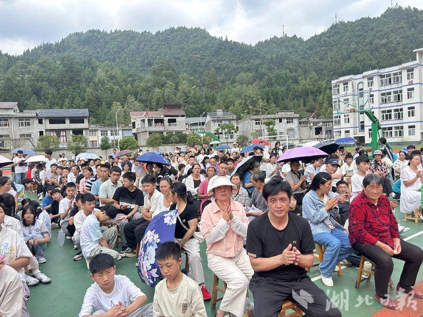 利川市忠路镇小河初级中学举行开学典礼