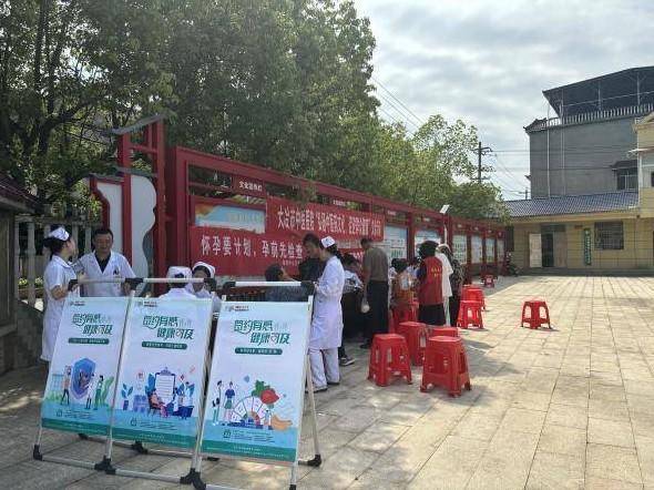 陈贵镇“家庭签约+名医义诊”讲诊疗服务送到村民家门口.docx