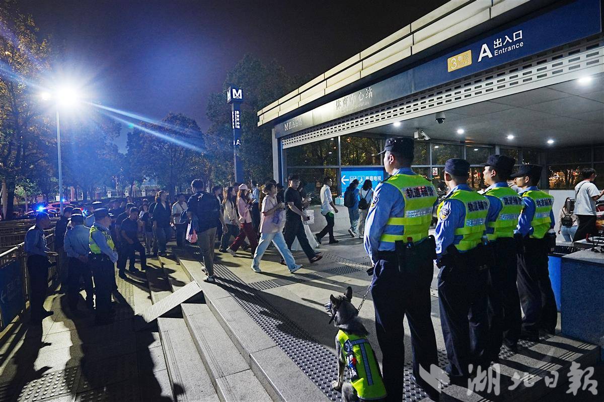 26日夜间，地铁警企联手引导歌迷有序进站.JPG