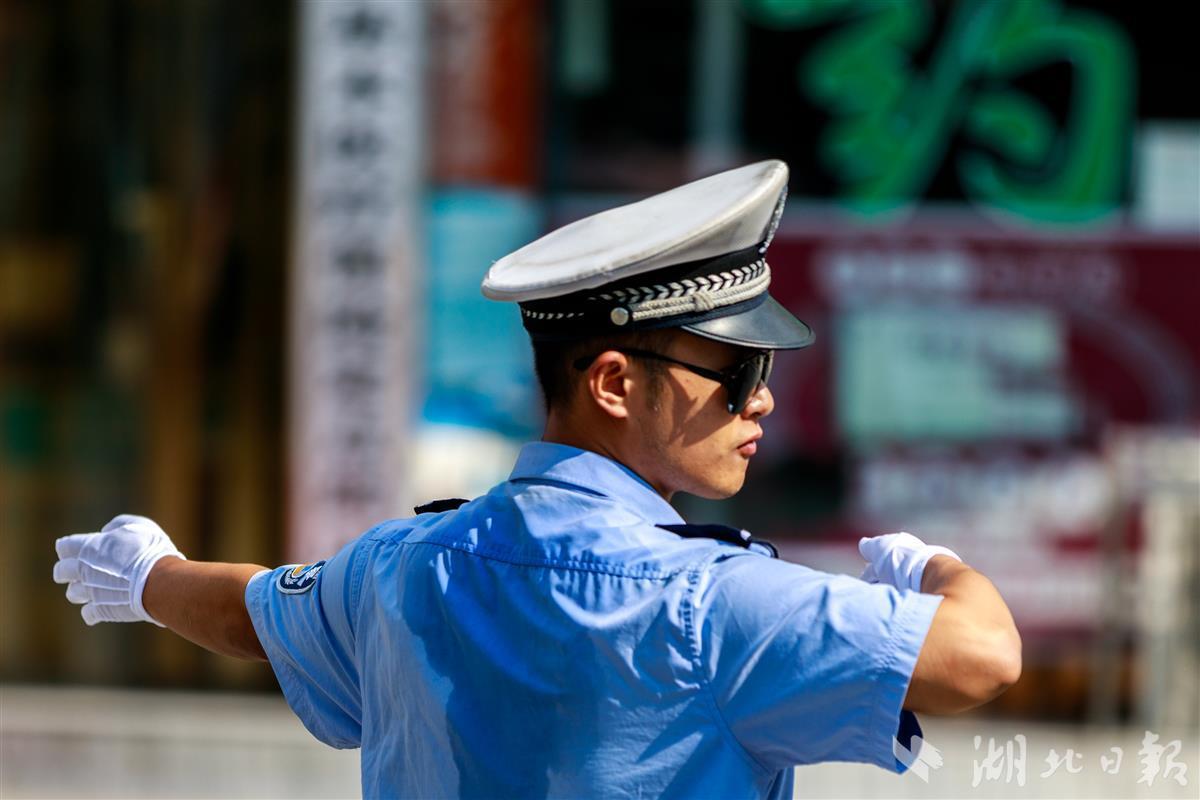 咸丰交警烈日下的烤验