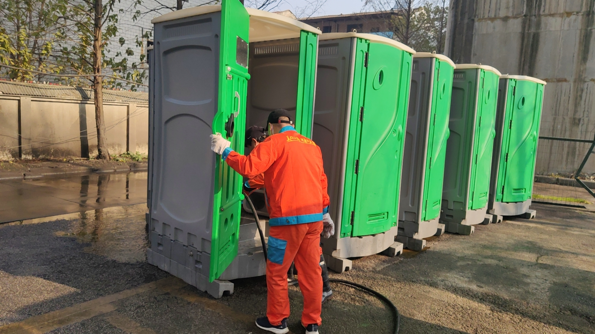 环卫部门设置临时公厕，为参加跨年夜活动的市民游客提供方便 (1).png