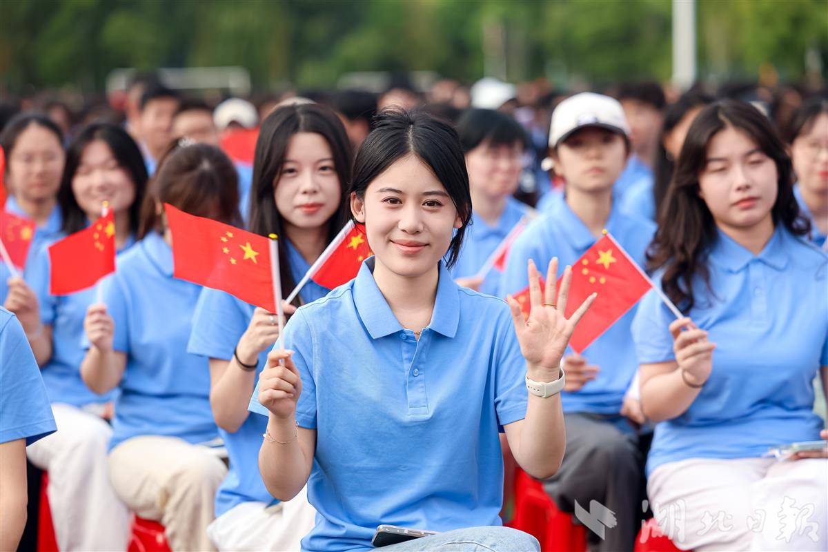 挥舞红旗的新同学 。学校供图.jpg 挥舞红旗的新同学 。学校供图.jpg