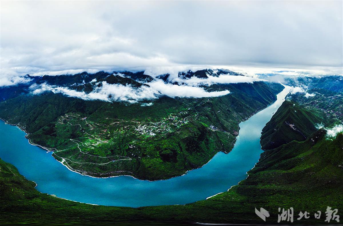 長江三峽·巴東巫峽口景區是印在第四套伍圓人民幣上的風景區,長江在