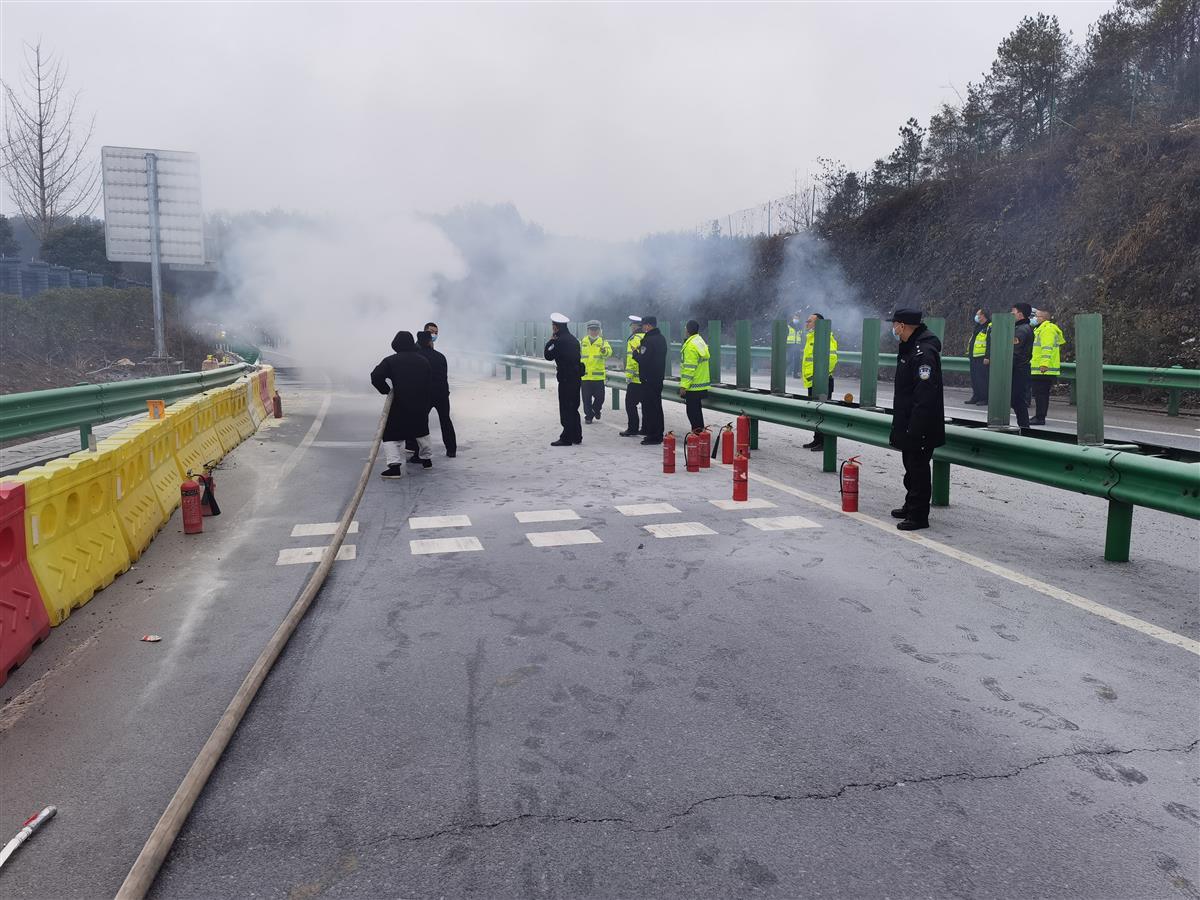 危险轿车冒出浓烟齐岳山收费站火速救援