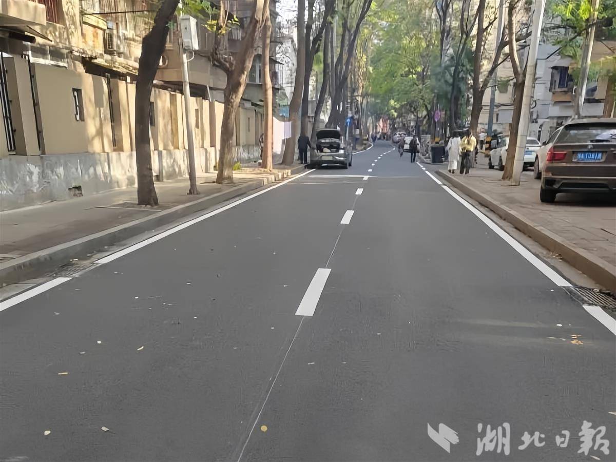 经过连日通宵作业，绿缘路全线焕然一新 (2).jpg