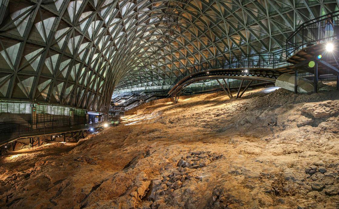 位于湖北省十堰市郧阳区的青龙山恐龙蛋化石群以其分布最为集中、密度最大、埋藏最好、原地出露最多、原址保存最好，被公认为世界上规模最大的恐龙蛋化石群。科学家初步估算，青龙山一带的恐龙蛋化石保守储藏有30余万枚。 (4).jpg