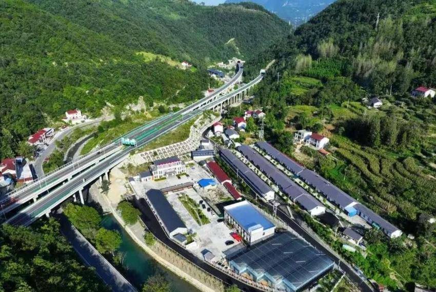 冯家岭村是龙坪镇的偏远山村.