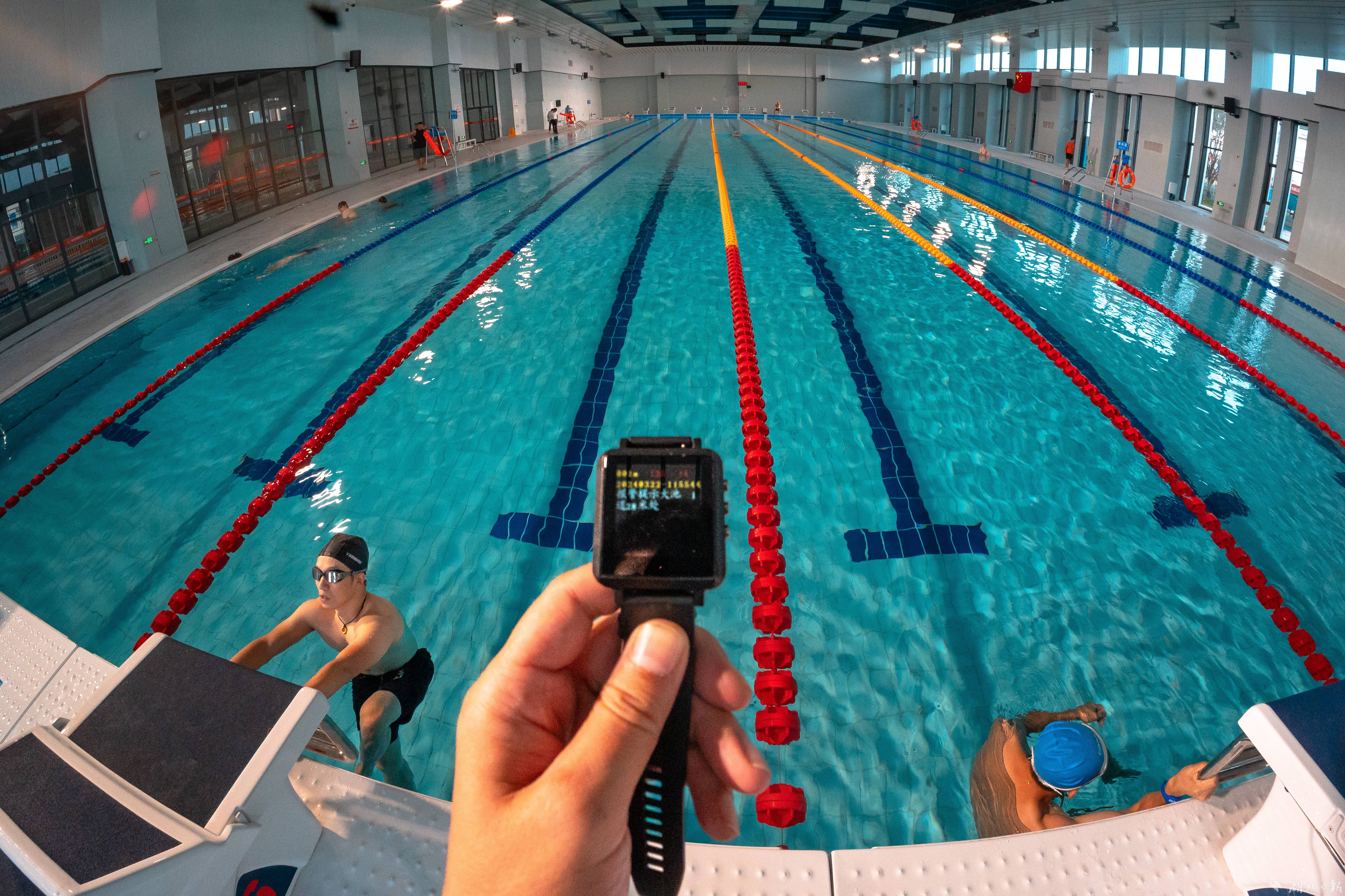 咸宁全民健身中心 游泳馆内，泳池水温保持在27.5℃左右。湖北日报通讯员 刘宇 摄