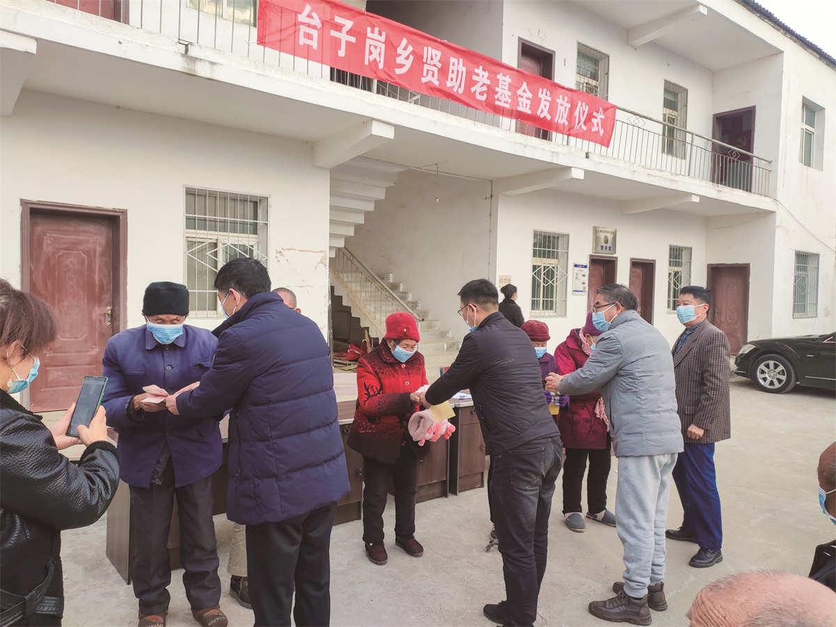 宜城市孔湾镇台子岗村在四个三活动中为60岁以上村民发放养老金三访知