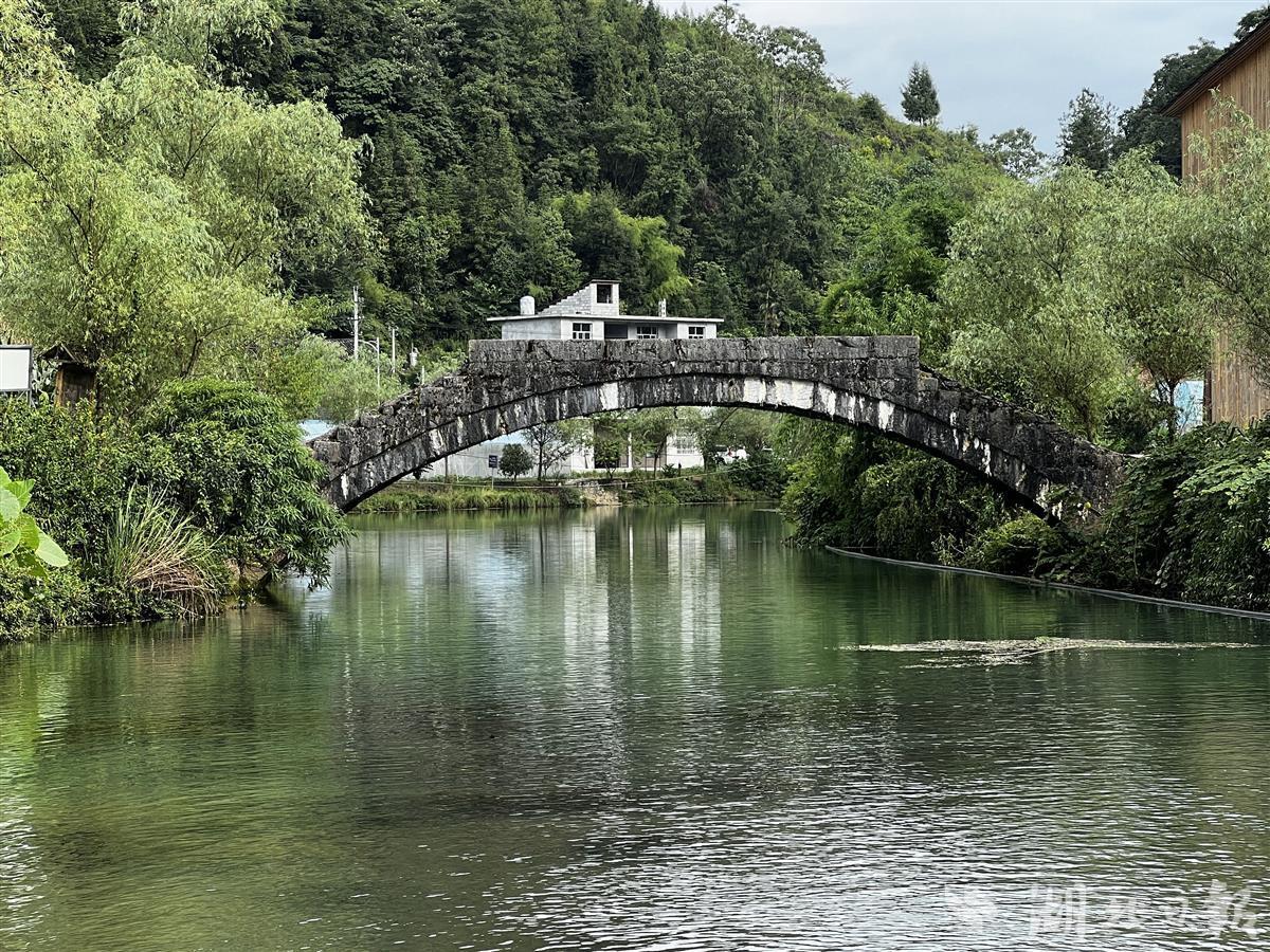湖北日报客户端8月381日讯(通讯员刘玉池)近日,人们在宣恩县高罗镇板