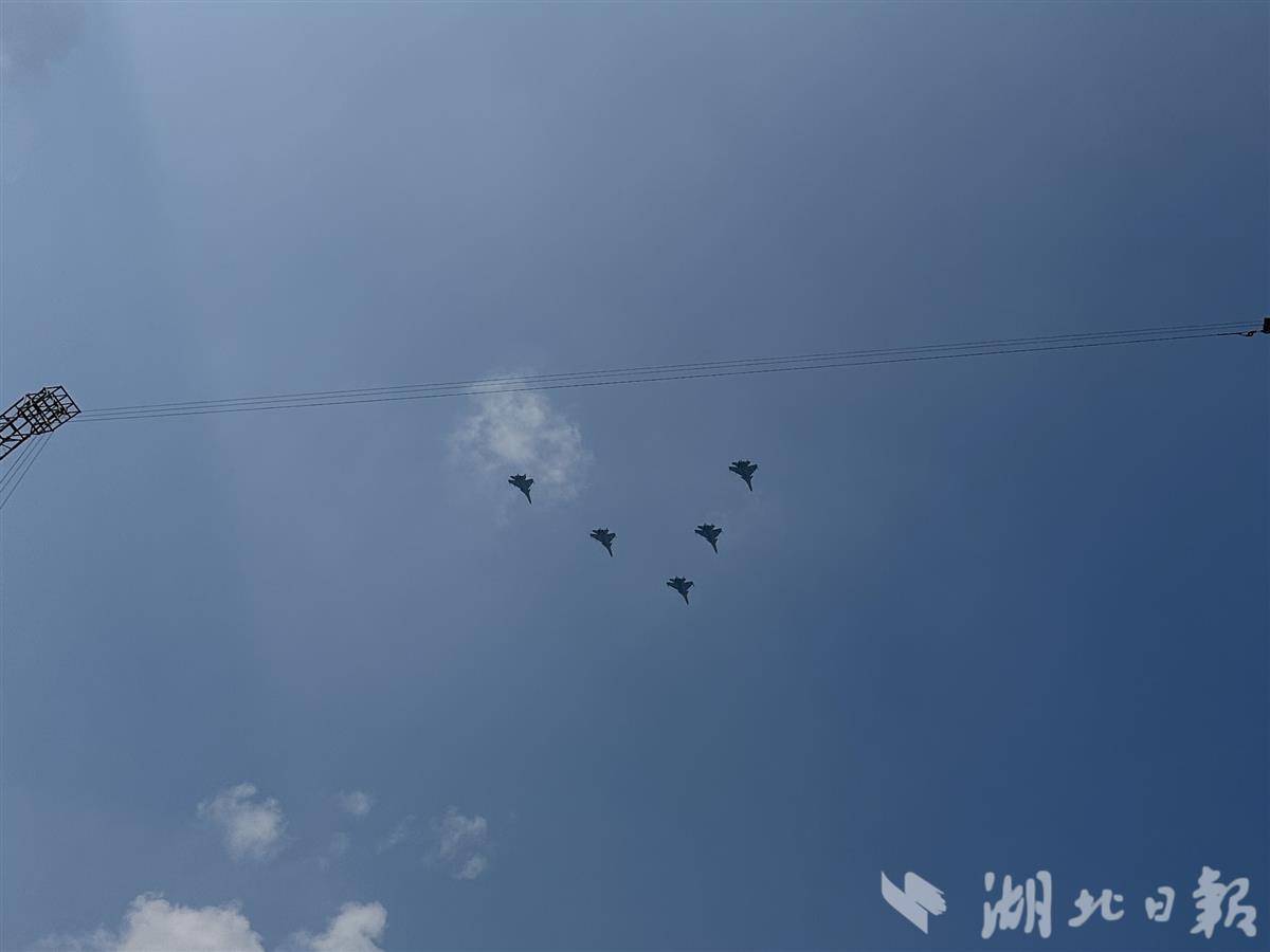 预警指挥机梯队接受检阅。（湖北日报全媒记者 许旷 摄）.jpg