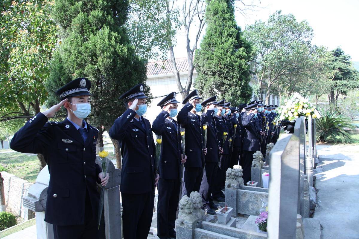 4月2日,荊門市公安局東寶分局19名青年民警來到到青山公墓,祭祀英模