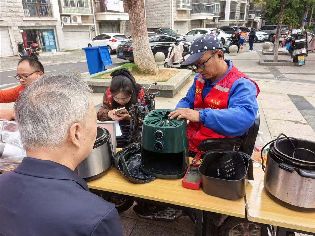 池汉桥参与志愿服务。 （孝感市义工联合会供图）.jpg