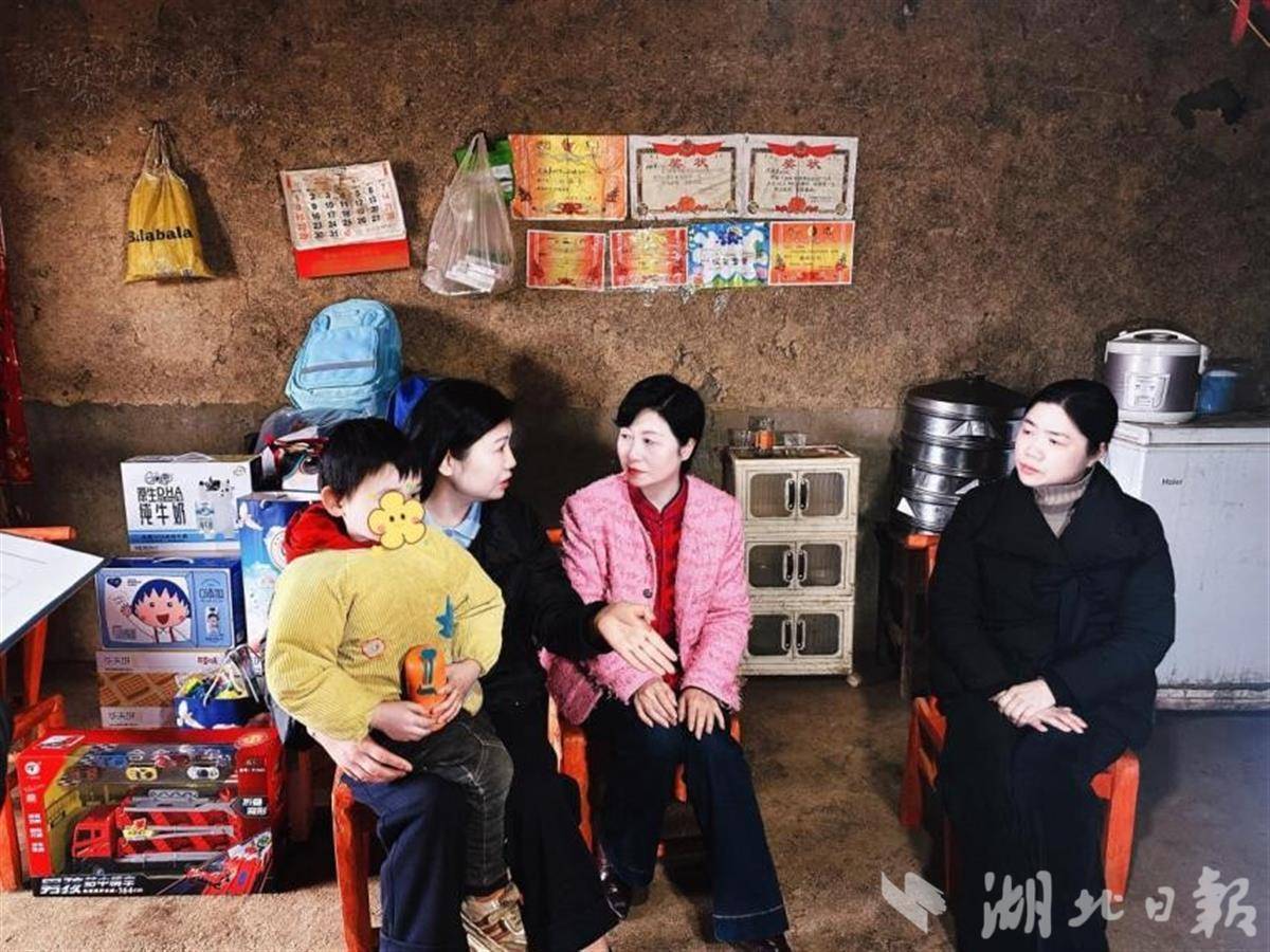 特教老师、社工看望洋洋。