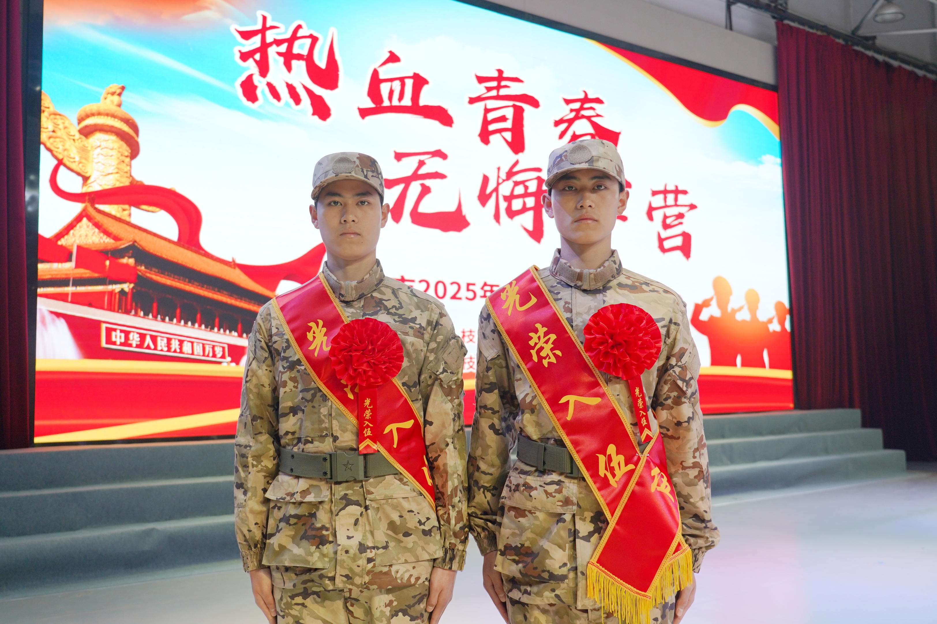 双胞胎光荣入伍励志兄弟用行动诠释家国情怀