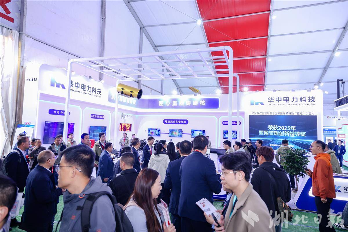 1 博览会现场 华中科技公司展位人气爆棚.jpg 1 博览会现场 华中科技公司展位人气爆棚.jpg