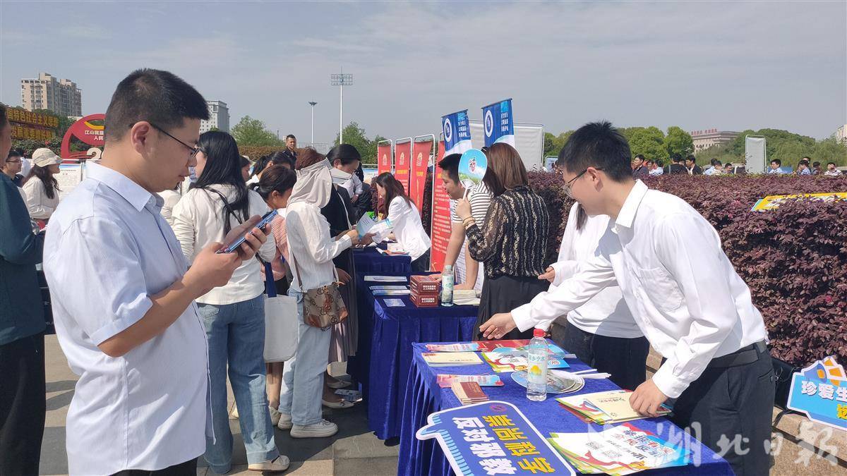 摆摊设点开展宣传教育。