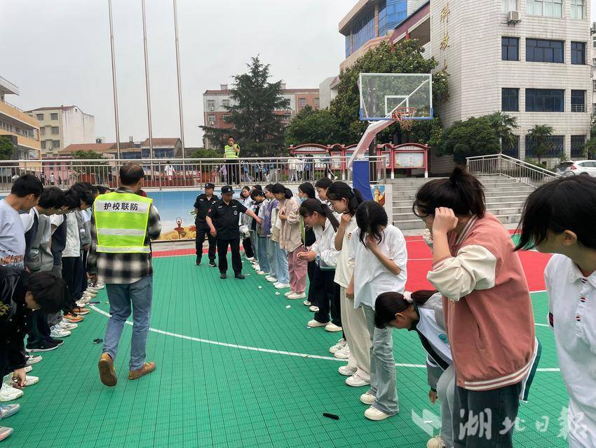 陈巷镇中心中学开展校园违禁物品大清查活动