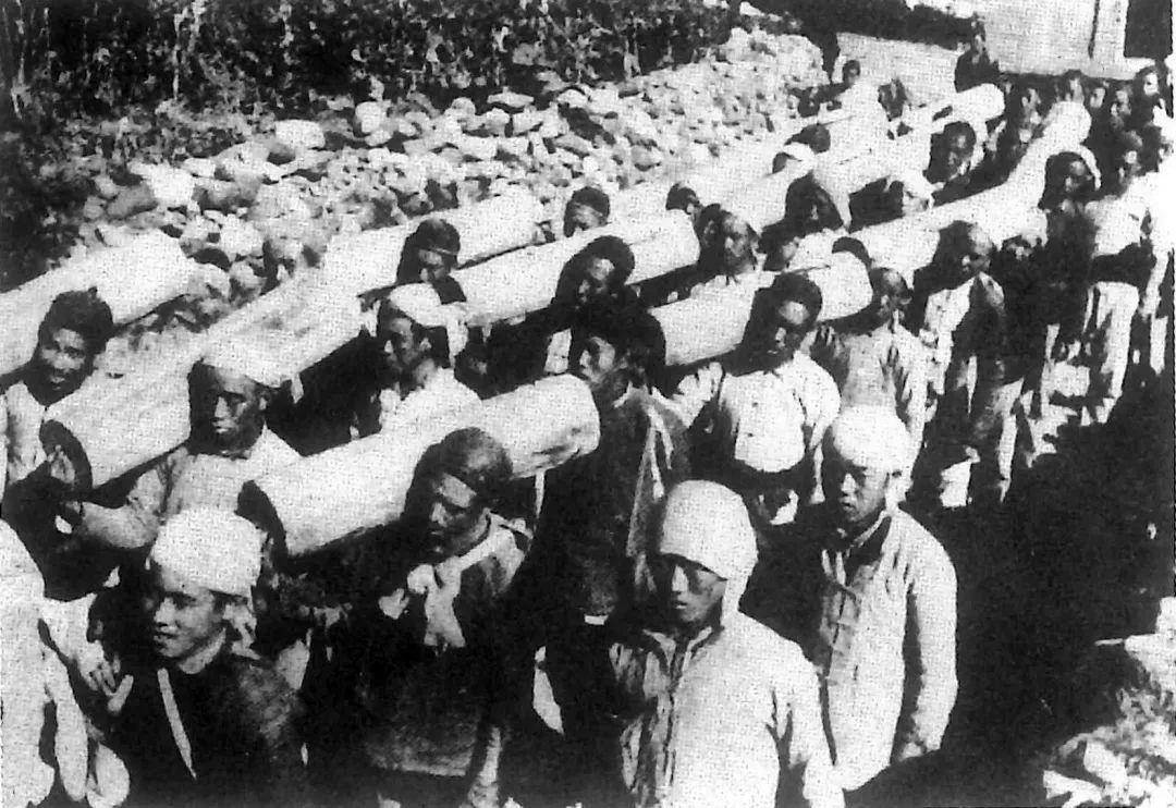 民兵扛着土制的木炮.jpg