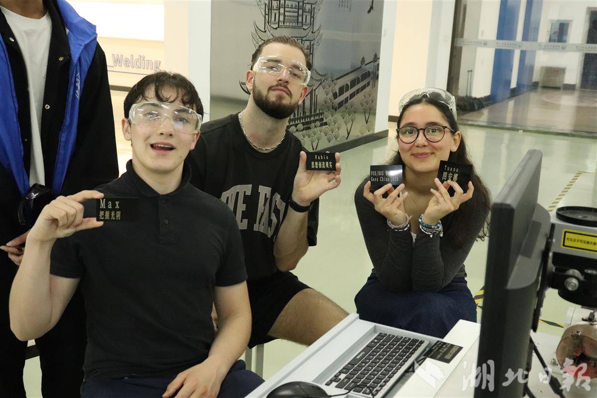 留学生在武汉职业技术大学激光加工中心体验激光标刻.jpg