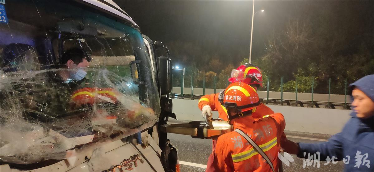 夜间切勿疲劳驾驶凌晨武汉三环线两起追尾车祸