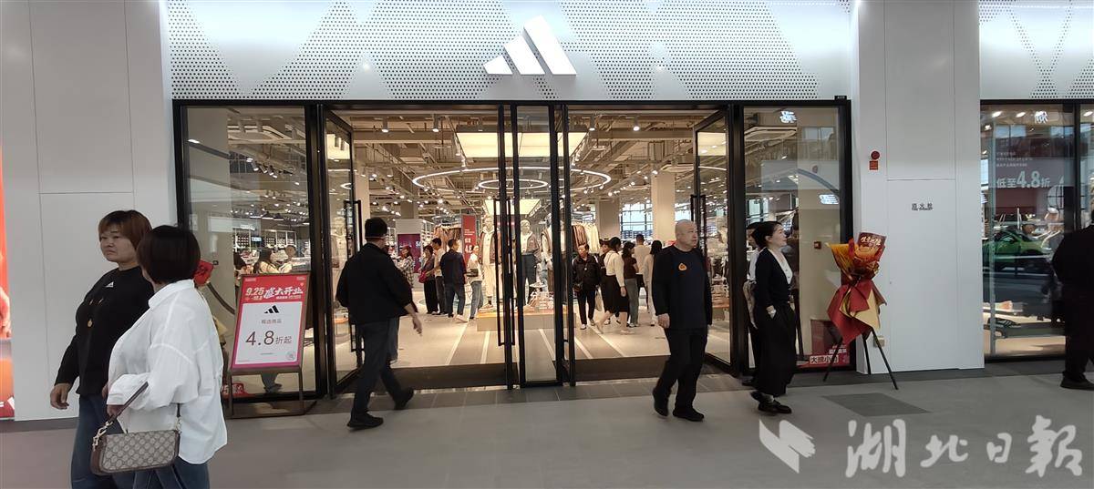 007 设在武汉杉杉奥莱的阿迪达斯直营店直营店人气很旺。湖北日报全媒记者 汪洋 摄.jpg