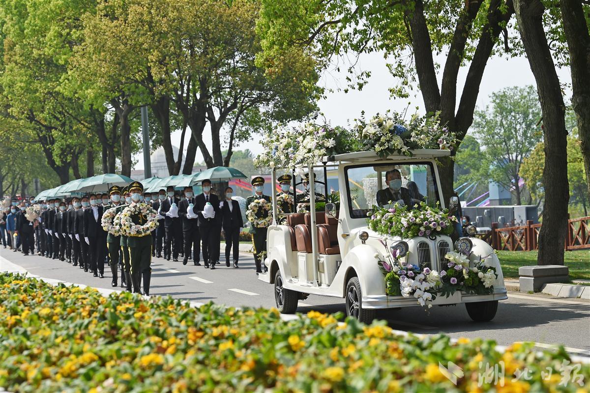 倡导殡葬新风武汉举办全免费集体生态环保葬