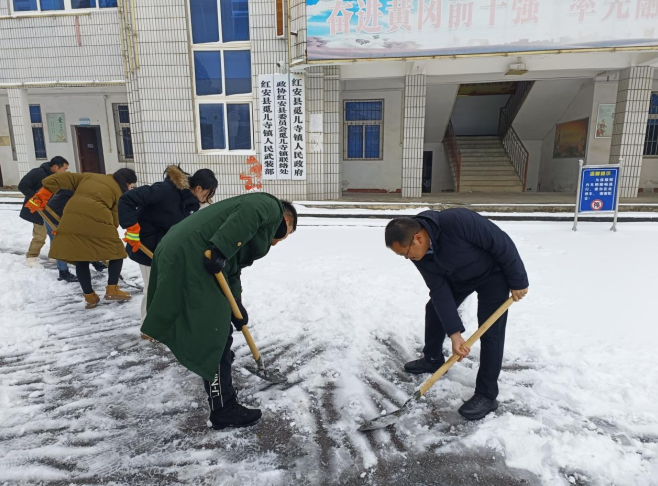 红安县觅儿寺镇迅速投入扫雪铲冰