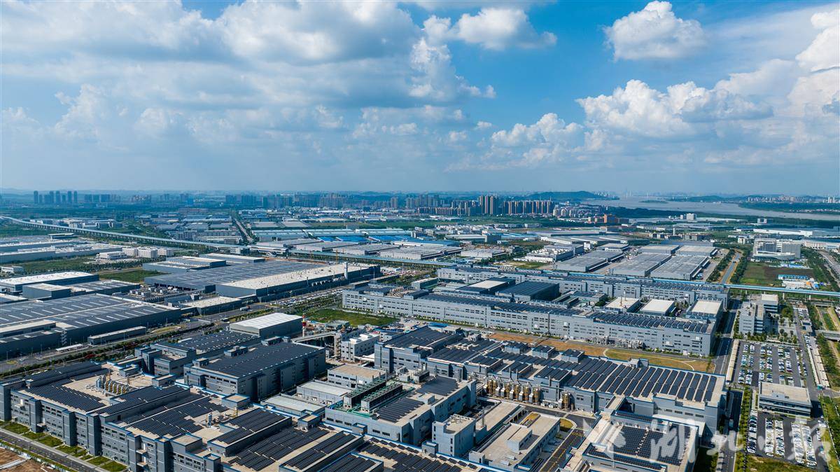 008 ▲沿左岸大道布局的产业带,挺起武汉经开区的“第二脊”。车谷融媒供图.jpg 008 ▲沿左岸大道布局的产业带,挺起武汉经开区的“第二脊”。车谷融媒供图.jpg