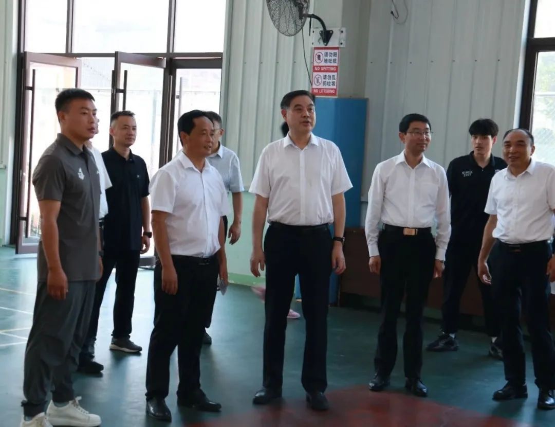 国家体育总局副局长张家胜到实验中学调研校园足球工作和“俱乐部进校园”情况 - 湖北日报新闻客户端