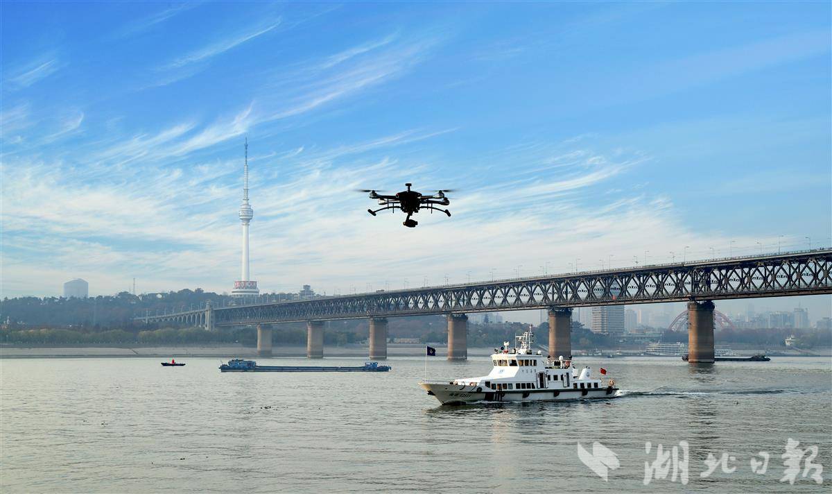 长江海事局组织开展立体巡航.jpg