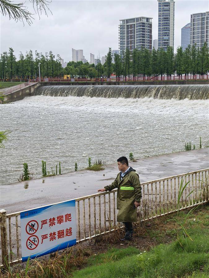 江南泵站生产调度负责人赵争正在泵站水池前巡查，密切监测水位