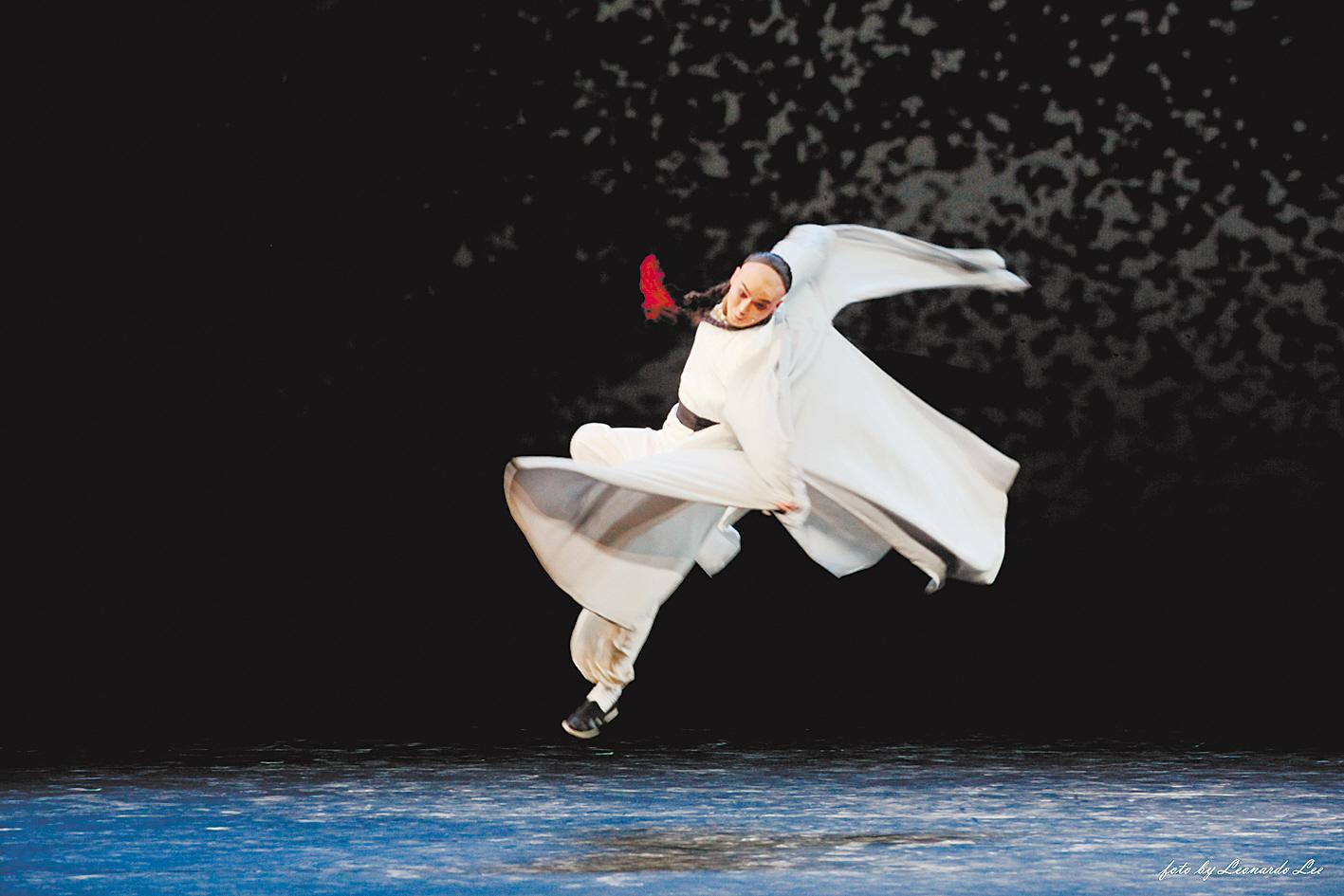 沈云陔楚剧剧照.梅兰芳(左)与陈伯华交流表演手势.