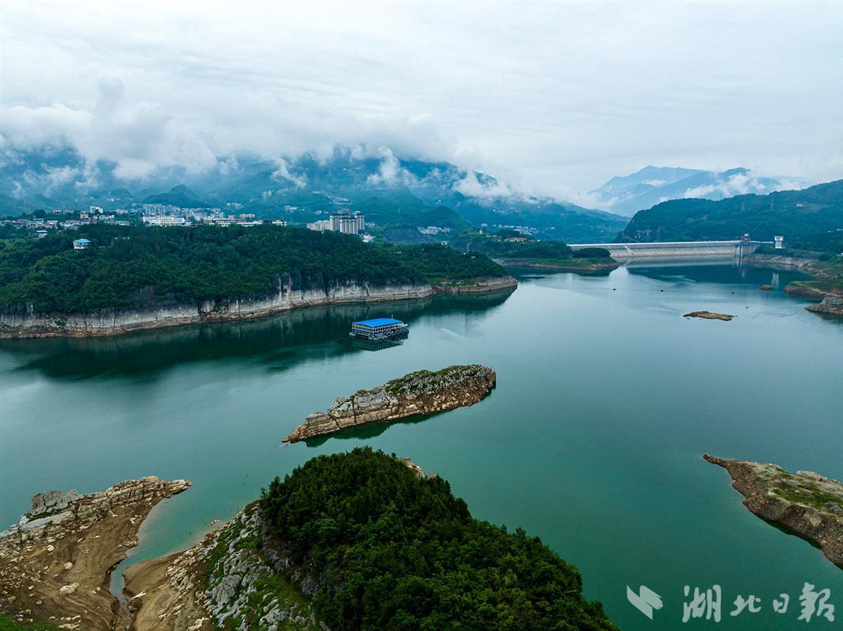 景区位于八百里清江中游,属恩施生态旅游圈的重要节点,更是清江画廊的