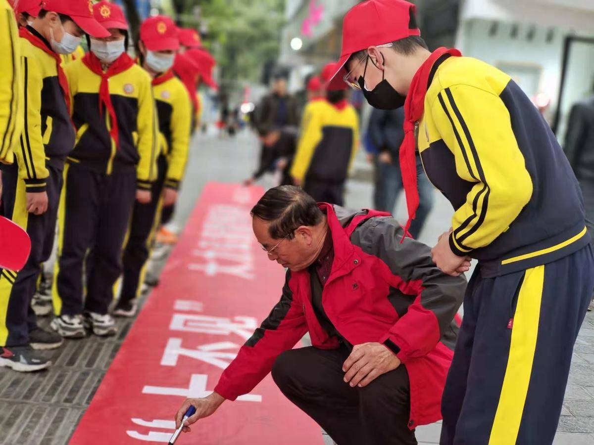 宜昌小溪塔二小开展第37届雷锋精神届届传交接仪式