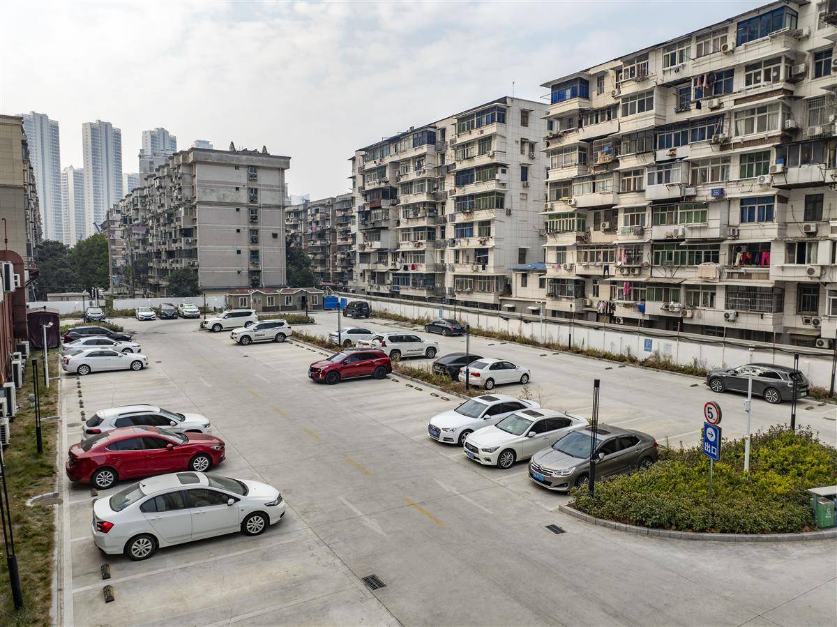 两湖路停车场 (1).jpg