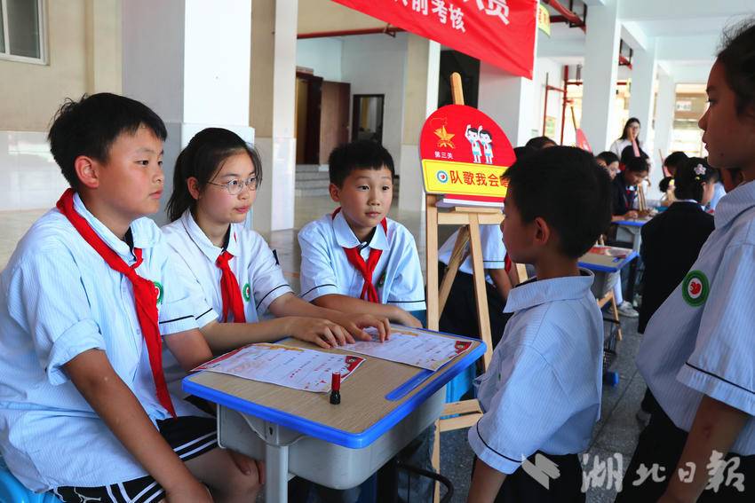 恩施市逸夫小学:举办"践行二十大,争做好队员"队前考核