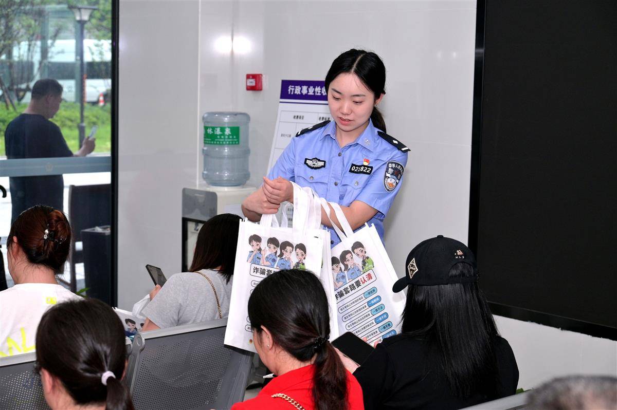 武汉市公安局东湖新技术开发区分局九峰派出所敞开大门，邀请考生家长们前来避雨。.jpg
