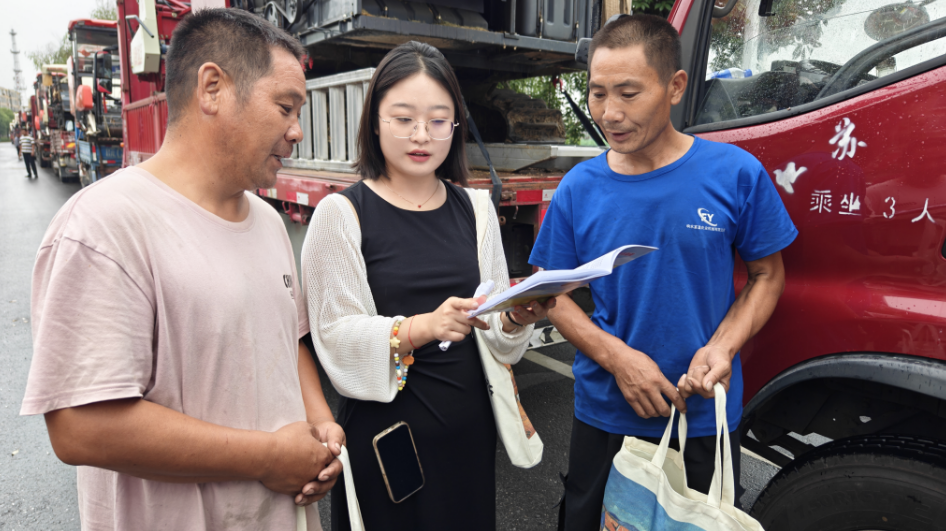 "8月12日上午,沙洋县农机服务站工作人员冒着绵绵细雨,来到后港镇农机